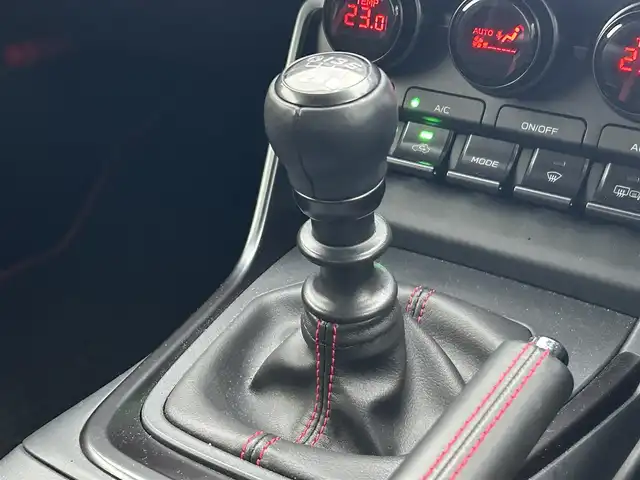 トヨタ ＧＲ８６ RZ 40thアニバーサリーLTD 滋賀県 2024(令6)年 0.7万km クリスタルホワイトパール ワンオーナー/ブレンボキャリパー/9インチ純正ナビ【NMZN-Y73D】/（FM/AM/CD/DVD/SD/フルセグ/Bluetooth/HDMI）/前後ドライブレコーダー/ETC/バックカメラ/アイサイトコアテクノロジー/・プリクラッシュブレーキアシスト	/・レーンキープアシスト	/・追従機能付クルーズコントロール/・コーナー・バックセンサー（ソナー）	/運転席・助手席シートヒーター/電動格納ミラー/革巻きステアリング/ステアリングスイッチ/オートライト/LEDヘッドライト/リアフォグ/オートマチックハイビーム/フルオートエアコン/プッシュスタート/スマートキー/スペアキー/純正フロアマット/USBポート