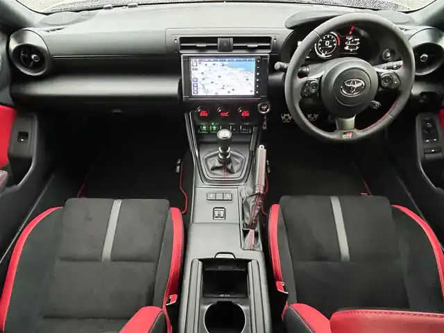 トヨタ ＧＲ８６ RZ 40thアニバーサリーLTD 滋賀県 2024(令6)年 0.7万km クリスタルホワイトパール ワンオーナー/ブレンボキャリパー/9インチ純正ナビ【NMZN-Y73D】/（FM/AM/CD/DVD/SD/フルセグ/Bluetooth/HDMI）/前後ドライブレコーダー/ETC/バックカメラ/アイサイトコアテクノロジー/・プリクラッシュブレーキアシスト	/・レーンキープアシスト	/・追従機能付クルーズコントロール/・コーナー・バックセンサー（ソナー）	/運転席・助手席シートヒーター/電動格納ミラー/革巻きステアリング/ステアリングスイッチ/オートライト/LEDヘッドライト/リアフォグ/オートマチックハイビーム/フルオートエアコン/プッシュスタート/スマートキー/スペアキー/純正フロアマット/USBポート