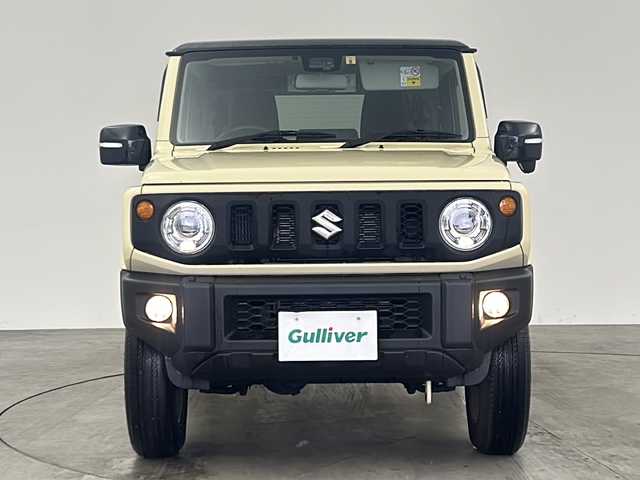 スズキ ジムニー XC 兵庫県 2022(令4)年 1.7万km シフォンアイボリーメタリックブラック2トーンルーフ ・カロッツェリア製ディズプレイオーディオ/・Bluetoothオーディオ/・シートヒーター/・ETC/・純正AW/・スマートキー/・4WD/・オートライト/・LEDヘッドライト/・衝突軽減ブレーキ/・レーンキープアシスト/・横滑り防止装置/・背面スペアタイヤ/・ダウンヒルアシストコントロール/・クルーズコントロール/・ステアリングスイッチ/・フロアマット/・ヒーテッドドアミラー