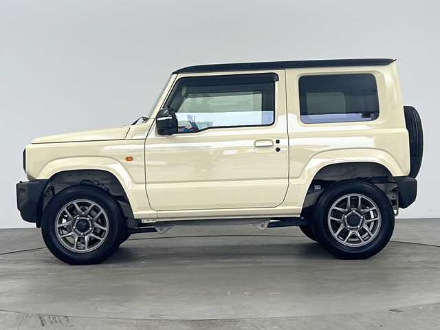スズキ ジムニー XC 兵庫県 2022(令4)年 1.7万km シフォンアイボリーメタリックブラック2トーンルーフ ・カロッツェリア製ディズプレイオーディオ/・Bluetoothオーディオ/・シートヒーター/・ETC/・純正AW/・スマートキー/・4WD/・オートライト/・LEDヘッドライト/・衝突軽減ブレーキ/・レーンキープアシスト/・横滑り防止装置/・背面スペアタイヤ/・ダウンヒルアシストコントロール/・クルーズコントロール/・ステアリングスイッチ/・フロアマット/・ヒーテッドドアミラー