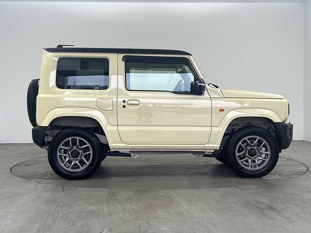 スズキ ジムニー XC 兵庫県 2022(令4)年 1.7万km シフォンアイボリーメタリックブラック2トーンルーフ ・カロッツェリア製ディズプレイオーディオ/・Bluetoothオーディオ/・シートヒーター/・ETC/・純正AW/・スマートキー/・4WD/・オートライト/・LEDヘッドライト/・衝突軽減ブレーキ/・レーンキープアシスト/・横滑り防止装置/・背面スペアタイヤ/・ダウンヒルアシストコントロール/・クルーズコントロール/・ステアリングスイッチ/・フロアマット/・ヒーテッドドアミラー