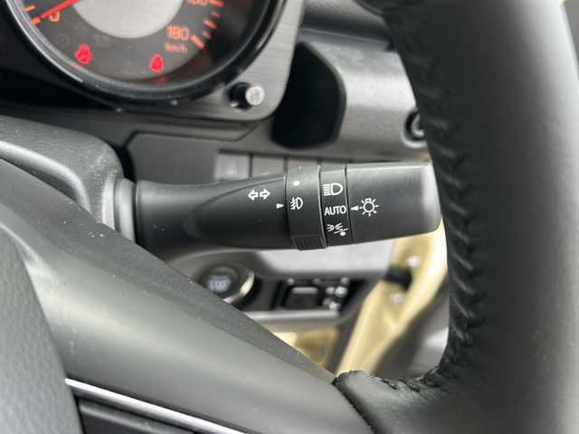 スズキ ジムニー シエラ JC 埼玉県 2024(令6)年 0.7万km シフォンアイボリーメタリックブラック2トーンルーフ ワンオーナー　/社外ステップバー左右/社外シートカバー（クラッツィオ）　/前席シートヒーター　/社外フロアゴムマット　/ＡＣＣ　/レーンキープアシスト　/アイドリングストップ　/ステアリングスイッチ/横滑り防止/フォグランプ/レーンキープアシスト/衝突軽減システム/クリアランスソナー/スマートキー２本　/保証書　/取扱説明書