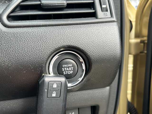 スズキ スイフト HYBRID ML 山口県 2017(平29)年 10.5万km ヘリオスゴールドPM ワンオーナー/純正SDナビ【CN－RZ73W】/・CD/DVD/AM/FM/iPod/USB/Bluetooth/フルセグテレビ/ETC/ドライブレコーダー/全方位カメラ/スマートキー・スペアキー有/プッシュアップスタート/運転席シートヒーター/フルオートエアコン/純正フロアマット/16インチ純正アルミホイール/電動格納ウインカーミラー/LEDヘッドランプ/フォグランプ/オートライト/アイドリングストップ/追従有クルーズコントロール/横滑り防止装置/デュアルセンサーブレーキサポート/レーンアシスト/盗難防止装置/取扱説明書/保証書