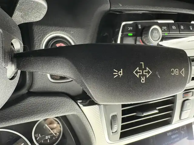 ＢＭＷ ３２０ｉ Mスポーツ 大阪府 2016(平28)年 3.5万km 黒 インテリジェントセーフティー/純正ナビゲーション/　　BT/CD/DVD/バックカメラ/パドルシフト/アイドリングストップ/追従式クルコン/前関パワーシート/ウィンカーミラー/純正１８インチホイール/FOGランプ