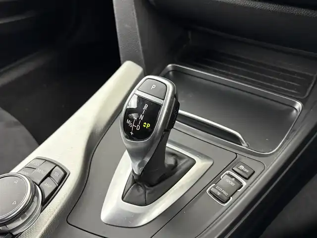 ＢＭＷ ３２０ｉ Mスポーツ 大阪府 2016(平28)年 3.5万km 黒 インテリジェントセーフティー/純正ナビゲーション/　　BT/CD/DVD/バックカメラ/パドルシフト/アイドリングストップ/追従式クルコン/前関パワーシート/ウィンカーミラー/純正１８インチホイール/FOGランプ