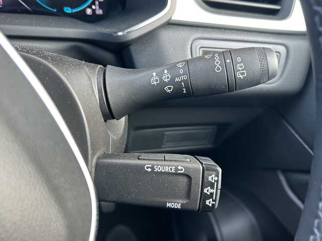 ルノー ルノー キャプチャー E－テックフルハイブリッド レザーP 静岡県 2023(令5)年 1万km 黒 純正ナビ/・ラジオ/Bluetooth/AUX/・Apple CarPlay/Android Auto/主要装備/・レーダークルーズコントロール　/・ドライブレコーダー　/・ＥＴＣ　/・全方位カメラ　/・シートヒーター　/・レーンキープアシスト　/・オートハイビーム　/・オートライト　/・ステアリングヒーター　/・ステアリングリモコン/・レザーシート/・純正アルミホイール/・パワーシート/・BSM/・プッシュスタート/・スマートキー