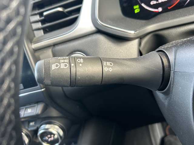 ルノー ルノー キャプチャー E－テックフルハイブリッド レザーP 静岡県 2023(令5)年 1万km 黒 純正ナビ/・ラジオ/Bluetooth/AUX/・Apple CarPlay/Android Auto/主要装備/・レーダークルーズコントロール　/・ドライブレコーダー　/・ＥＴＣ　/・全方位カメラ　/・シートヒーター　/・レーンキープアシスト　/・オートハイビーム　/・オートライト　/・ステアリングヒーター　/・ステアリングリモコン/・レザーシート/・純正アルミホイール/・パワーシート/・BSM/・プッシュスタート/・スマートキー