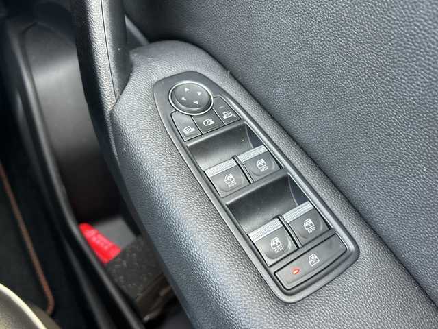 ルノー ルノー キャプチャー E－テックフルハイブリッド レザーP 静岡県 2023(令5)年 1万km 黒 純正ナビ/・ラジオ/Bluetooth/AUX/・Apple CarPlay/Android Auto/主要装備/・レーダークルーズコントロール　/・ドライブレコーダー　/・ＥＴＣ　/・全方位カメラ　/・シートヒーター　/・レーンキープアシスト　/・オートハイビーム　/・オートライト　/・ステアリングヒーター　/・ステアリングリモコン/・レザーシート/・純正アルミホイール/・パワーシート/・BSM/・プッシュスタート/・スマートキー