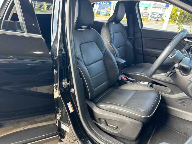 ルノー ルノー キャプチャー E－テックフルハイブリッド レザーP 静岡県 2023(令5)年 1万km 黒 純正ナビ/・ラジオ/Bluetooth/AUX/・Apple CarPlay/Android Auto/主要装備/・レーダークルーズコントロール　/・ドライブレコーダー　/・ＥＴＣ　/・全方位カメラ　/・シートヒーター　/・レーンキープアシスト　/・オートハイビーム　/・オートライト　/・ステアリングヒーター　/・ステアリングリモコン/・レザーシート/・純正アルミホイール/・パワーシート/・BSM/・プッシュスタート/・スマートキー