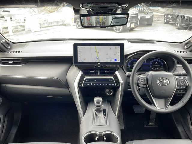 トヨタ ハリアー ハイブリッド Z 三重県 2024(令6)年 1.7万km プラチナホワイトパールマイカ メーカーオプション/・調光パノラマルーフ/・パノラミックビューモニター/セーフティセンス/・プリクラッシュセーフティ/・レーントレーシングアシスト/・レーダークルーズコントロール/・アダプティブハイビームアシスト/・ロードサインアシスト/・カーブ速度抑制機能/・ドライバー異常時対応システム/・横断歩行者検知機能/・低速時加速抑制機能/・緊急時操舵支援/ブラインドスポットモニター/パーキングサポートブレーキ/1オーナー/モデリスタエアロ/JBLプレミアムサウンドシステム/純正12.3型ナビ/フルセグTV/【Bluetooth/USB/Miracast】/ビルトインETC/デジタルインナーミラー/カラーヘッドアップディスプレイ/パワーバックドア/ハーフレザーシート/D席パワーシート/オートライト/プロジェクター式LEDヘッドランプ/デイタイムランニングランプ/LEDフロントフォグランプ/プッシュスタート/スマートキー/スペアキー