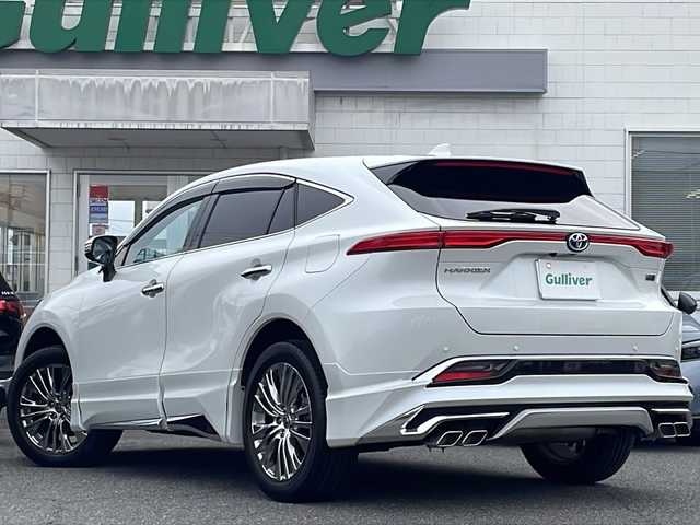 トヨタ ハリアー ハイブリッド Z 三重県 2024(令6)年 1.7万km プラチナホワイトパールマイカ メーカーオプション/・調光パノラマルーフ/・パノラミックビューモニター/セーフティセンス/・プリクラッシュセーフティ/・レーントレーシングアシスト/・レーダークルーズコントロール/・アダプティブハイビームアシスト/・ロードサインアシスト/・カーブ速度抑制機能/・ドライバー異常時対応システム/・横断歩行者検知機能/・低速時加速抑制機能/・緊急時操舵支援/ブラインドスポットモニター/パーキングサポートブレーキ/1オーナー/モデリスタエアロ/JBLプレミアムサウンドシステム/純正12.3型ナビ/フルセグTV/【Bluetooth/USB/Miracast】/ビルトインETC/デジタルインナーミラー/カラーヘッドアップディスプレイ/パワーバックドア/ハーフレザーシート/D席パワーシート/オートライト/プロジェクター式LEDヘッドランプ/デイタイムランニングランプ/LEDフロントフォグランプ/プッシュスタート/スマートキー/スペアキー