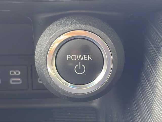 トヨタ ハリアー ハイブリッド Z 三重県 2024(令6)年 1.7万km プラチナホワイトパールマイカ メーカーオプション/・調光パノラマルーフ/・パノラミックビューモニター/セーフティセンス/・プリクラッシュセーフティ/・レーントレーシングアシスト/・レーダークルーズコントロール/・アダプティブハイビームアシスト/・ロードサインアシスト/・カーブ速度抑制機能/・ドライバー異常時対応システム/・横断歩行者検知機能/・低速時加速抑制機能/・緊急時操舵支援/ブラインドスポットモニター/パーキングサポートブレーキ/1オーナー/モデリスタエアロ/JBLプレミアムサウンドシステム/純正12.3型ナビ/フルセグTV/【Bluetooth/USB/Miracast】/ビルトインETC/デジタルインナーミラー/カラーヘッドアップディスプレイ/パワーバックドア/ハーフレザーシート/D席パワーシート/オートライト/プロジェクター式LEDヘッドランプ/デイタイムランニングランプ/LEDフロントフォグランプ/プッシュスタート/スマートキー/スペアキー