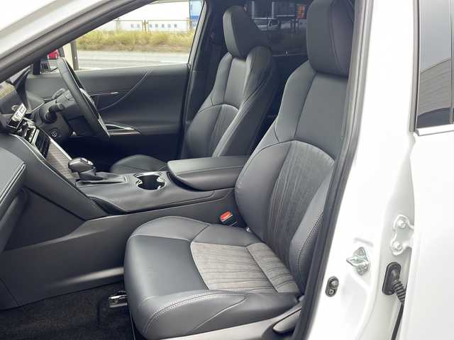 トヨタ ハリアー ハイブリッド Z 三重県 2024(令6)年 1.7万km プラチナホワイトパールマイカ メーカーオプション/・調光パノラマルーフ/・パノラミックビューモニター/セーフティセンス/・プリクラッシュセーフティ/・レーントレーシングアシスト/・レーダークルーズコントロール/・アダプティブハイビームアシスト/・ロードサインアシスト/・カーブ速度抑制機能/・ドライバー異常時対応システム/・横断歩行者検知機能/・低速時加速抑制機能/・緊急時操舵支援/ブラインドスポットモニター/パーキングサポートブレーキ/1オーナー/モデリスタエアロ/JBLプレミアムサウンドシステム/純正12.3型ナビ/フルセグTV/【Bluetooth/USB/Miracast】/ビルトインETC/デジタルインナーミラー/カラーヘッドアップディスプレイ/パワーバックドア/ハーフレザーシート/D席パワーシート/オートライト/プロジェクター式LEDヘッドランプ/デイタイムランニングランプ/LEDフロントフォグランプ/プッシュスタート/スマートキー/スペアキー