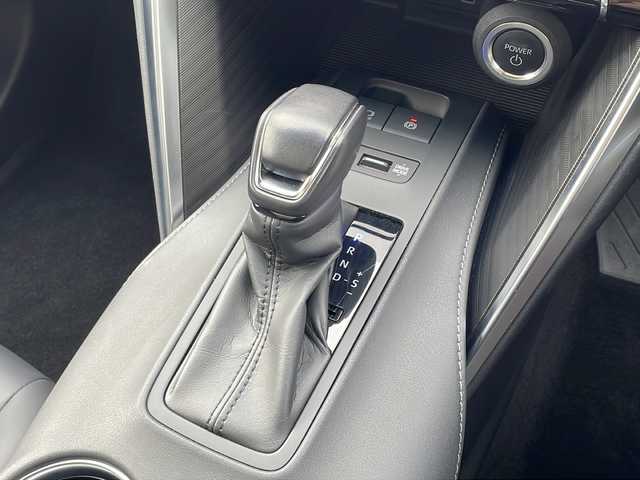 トヨタ ハリアー ハイブリッド Z 三重県 2024(令6)年 1.7万km プラチナホワイトパールマイカ メーカーオプション/・調光パノラマルーフ/・パノラミックビューモニター/セーフティセンス/・プリクラッシュセーフティ/・レーントレーシングアシスト/・レーダークルーズコントロール/・アダプティブハイビームアシスト/・ロードサインアシスト/・カーブ速度抑制機能/・ドライバー異常時対応システム/・横断歩行者検知機能/・低速時加速抑制機能/・緊急時操舵支援/ブラインドスポットモニター/パーキングサポートブレーキ/1オーナー/モデリスタエアロ/JBLプレミアムサウンドシステム/純正12.3型ナビ/フルセグTV/【Bluetooth/USB/Miracast】/ビルトインETC/デジタルインナーミラー/カラーヘッドアップディスプレイ/パワーバックドア/ハーフレザーシート/D席パワーシート/オートライト/プロジェクター式LEDヘッドランプ/デイタイムランニングランプ/LEDフロントフォグランプ/プッシュスタート/スマートキー/スペアキー