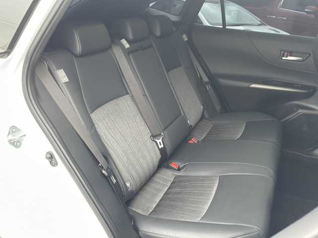 トヨタ ハリアー ハイブリッド Z 三重県 2024(令6)年 1.7万km プラチナホワイトパールマイカ メーカーオプション/・調光パノラマルーフ/・パノラミックビューモニター/セーフティセンス/・プリクラッシュセーフティ/・レーントレーシングアシスト/・レーダークルーズコントロール/・アダプティブハイビームアシスト/・ロードサインアシスト/・カーブ速度抑制機能/・ドライバー異常時対応システム/・横断歩行者検知機能/・低速時加速抑制機能/・緊急時操舵支援/ブラインドスポットモニター/パーキングサポートブレーキ/1オーナー/モデリスタエアロ/JBLプレミアムサウンドシステム/純正12.3型ナビ/フルセグTV/【Bluetooth/USB/Miracast】/ビルトインETC/デジタルインナーミラー/カラーヘッドアップディスプレイ/パワーバックドア/ハーフレザーシート/D席パワーシート/オートライト/プロジェクター式LEDヘッドランプ/デイタイムランニングランプ/LEDフロントフォグランプ/プッシュスタート/スマートキー/スペアキー