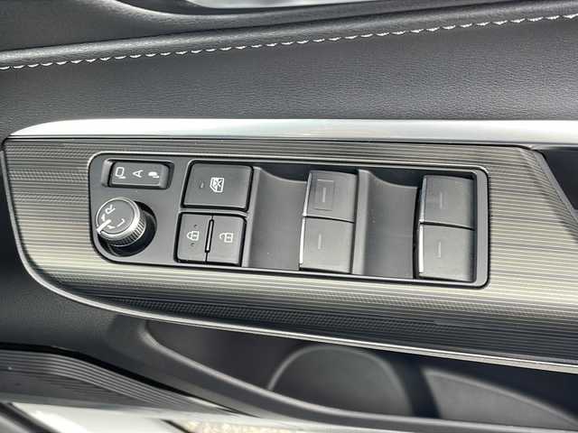 トヨタ ハリアー ハイブリッド Z 三重県 2024(令6)年 1.7万km プラチナホワイトパールマイカ メーカーオプション/・調光パノラマルーフ/・パノラミックビューモニター/セーフティセンス/・プリクラッシュセーフティ/・レーントレーシングアシスト/・レーダークルーズコントロール/・アダプティブハイビームアシスト/・ロードサインアシスト/・カーブ速度抑制機能/・ドライバー異常時対応システム/・横断歩行者検知機能/・低速時加速抑制機能/・緊急時操舵支援/ブラインドスポットモニター/パーキングサポートブレーキ/1オーナー/モデリスタエアロ/JBLプレミアムサウンドシステム/純正12.3型ナビ/フルセグTV/【Bluetooth/USB/Miracast】/ビルトインETC/デジタルインナーミラー/カラーヘッドアップディスプレイ/パワーバックドア/ハーフレザーシート/D席パワーシート/オートライト/プロジェクター式LEDヘッドランプ/デイタイムランニングランプ/LEDフロントフォグランプ/プッシュスタート/スマートキー/スペアキー