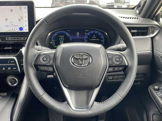 トヨタ ハリアー ハイブリッド Z 千葉県 2024(令6)年 1.7万km プラチナホワイトパールマイカ メーカーオプション/・調光パノラマルーフ/・パノラミックビューモニター/セーフティセンス/・プリクラッシュセーフティ/・レーントレーシングアシスト/・レーダークルーズコントロール/・アダプティブハイビームアシスト/・ロードサインアシスト/・カーブ速度抑制機能/・ドライバー異常時対応システム/・横断歩行者検知機能/・低速時加速抑制機能/・緊急時操舵支援/ブラインドスポットモニター/パーキングサポートブレーキ/1オーナー/モデリスタエアロ/JBLプレミアムサウンドシステム/純正12.3型ナビ/フルセグTV/【Bluetooth/USB/Miracast】/ビルトインETC/デジタルインナーミラー/カラーヘッドアップディスプレイ/パワーバックドア/ハーフレザーシート/D席パワーシート/オートライト/プロジェクター式LEDヘッドランプ/デイタイムランニングランプ/LEDフロントフォグランプ/プッシュスタート/スマートキー/スペアキー