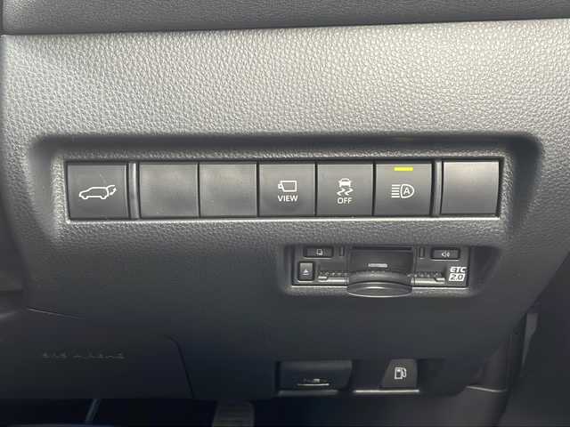 トヨタ ハリアー ハイブリッド Z 千葉県 2024(令6)年 1.7万km プラチナホワイトパールマイカ メーカーオプション/・調光パノラマルーフ/・パノラミックビューモニター/セーフティセンス/・プリクラッシュセーフティ/・レーントレーシングアシスト/・レーダークルーズコントロール/・アダプティブハイビームアシスト/・ロードサインアシスト/・カーブ速度抑制機能/・ドライバー異常時対応システム/・横断歩行者検知機能/・低速時加速抑制機能/・緊急時操舵支援/ブラインドスポットモニター/パーキングサポートブレーキ/1オーナー/モデリスタエアロ/JBLプレミアムサウンドシステム/純正12.3型ナビ/フルセグTV/【Bluetooth/USB/Miracast】/ビルトインETC/デジタルインナーミラー/カラーヘッドアップディスプレイ/パワーバックドア/ハーフレザーシート/D席パワーシート/オートライト/プロジェクター式LEDヘッドランプ/デイタイムランニングランプ/LEDフロントフォグランプ/プッシュスタート/スマートキー/スペアキー