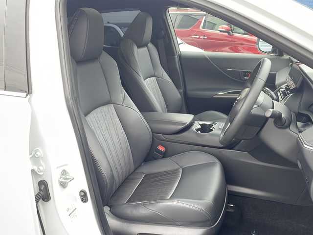 トヨタ ハリアー ハイブリッド Z 千葉県 2024(令6)年 1.7万km プラチナホワイトパールマイカ メーカーオプション/・調光パノラマルーフ/・パノラミックビューモニター/セーフティセンス/・プリクラッシュセーフティ/・レーントレーシングアシスト/・レーダークルーズコントロール/・アダプティブハイビームアシスト/・ロードサインアシスト/・カーブ速度抑制機能/・ドライバー異常時対応システム/・横断歩行者検知機能/・低速時加速抑制機能/・緊急時操舵支援/ブラインドスポットモニター/パーキングサポートブレーキ/1オーナー/モデリスタエアロ/JBLプレミアムサウンドシステム/純正12.3型ナビ/フルセグTV/【Bluetooth/USB/Miracast】/ビルトインETC/デジタルインナーミラー/カラーヘッドアップディスプレイ/パワーバックドア/ハーフレザーシート/D席パワーシート/オートライト/プロジェクター式LEDヘッドランプ/デイタイムランニングランプ/LEDフロントフォグランプ/プッシュスタート/スマートキー/スペアキー