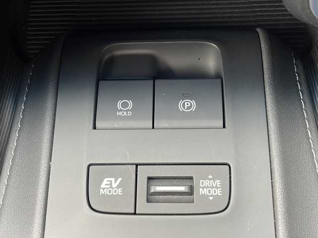 トヨタ ハリアー ハイブリッド Z 千葉県 2024(令6)年 1.7万km プラチナホワイトパールマイカ メーカーオプション/・調光パノラマルーフ/・パノラミックビューモニター/セーフティセンス/・プリクラッシュセーフティ/・レーントレーシングアシスト/・レーダークルーズコントロール/・アダプティブハイビームアシスト/・ロードサインアシスト/・カーブ速度抑制機能/・ドライバー異常時対応システム/・横断歩行者検知機能/・低速時加速抑制機能/・緊急時操舵支援/ブラインドスポットモニター/パーキングサポートブレーキ/1オーナー/モデリスタエアロ/JBLプレミアムサウンドシステム/純正12.3型ナビ/フルセグTV/【Bluetooth/USB/Miracast】/ビルトインETC/デジタルインナーミラー/カラーヘッドアップディスプレイ/パワーバックドア/ハーフレザーシート/D席パワーシート/オートライト/プロジェクター式LEDヘッドランプ/デイタイムランニングランプ/LEDフロントフォグランプ/プッシュスタート/スマートキー/スペアキー