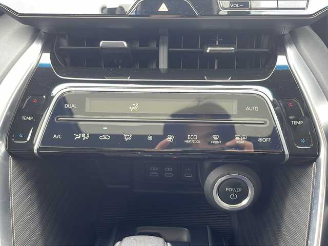 トヨタ ハリアー ハイブリッド Z 千葉県 2024(令6)年 1.7万km プラチナホワイトパールマイカ メーカーオプション/・調光パノラマルーフ/・パノラミックビューモニター/セーフティセンス/・プリクラッシュセーフティ/・レーントレーシングアシスト/・レーダークルーズコントロール/・アダプティブハイビームアシスト/・ロードサインアシスト/・カーブ速度抑制機能/・ドライバー異常時対応システム/・横断歩行者検知機能/・低速時加速抑制機能/・緊急時操舵支援/ブラインドスポットモニター/パーキングサポートブレーキ/1オーナー/モデリスタエアロ/JBLプレミアムサウンドシステム/純正12.3型ナビ/フルセグTV/【Bluetooth/USB/Miracast】/ビルトインETC/デジタルインナーミラー/カラーヘッドアップディスプレイ/パワーバックドア/ハーフレザーシート/D席パワーシート/オートライト/プロジェクター式LEDヘッドランプ/デイタイムランニングランプ/LEDフロントフォグランプ/プッシュスタート/スマートキー/スペアキー