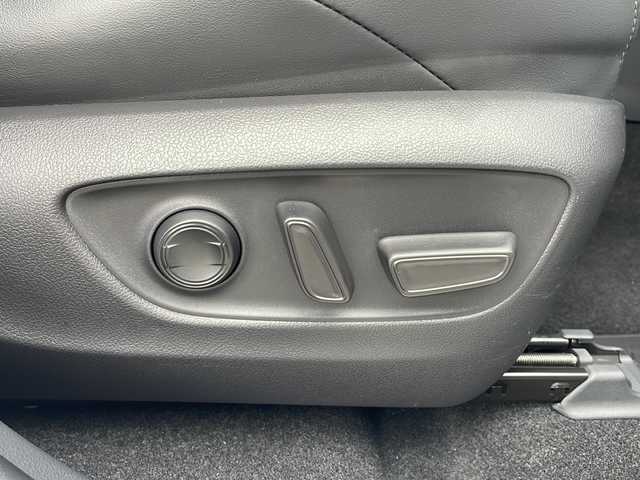 トヨタ ハリアー ハイブリッド Z 千葉県 2024(令6)年 1.7万km プラチナホワイトパールマイカ メーカーオプション/・調光パノラマルーフ/・パノラミックビューモニター/セーフティセンス/・プリクラッシュセーフティ/・レーントレーシングアシスト/・レーダークルーズコントロール/・アダプティブハイビームアシスト/・ロードサインアシスト/・カーブ速度抑制機能/・ドライバー異常時対応システム/・横断歩行者検知機能/・低速時加速抑制機能/・緊急時操舵支援/ブラインドスポットモニター/パーキングサポートブレーキ/1オーナー/モデリスタエアロ/JBLプレミアムサウンドシステム/純正12.3型ナビ/フルセグTV/【Bluetooth/USB/Miracast】/ビルトインETC/デジタルインナーミラー/カラーヘッドアップディスプレイ/パワーバックドア/ハーフレザーシート/D席パワーシート/オートライト/プロジェクター式LEDヘッドランプ/デイタイムランニングランプ/LEDフロントフォグランプ/プッシュスタート/スマートキー/スペアキー