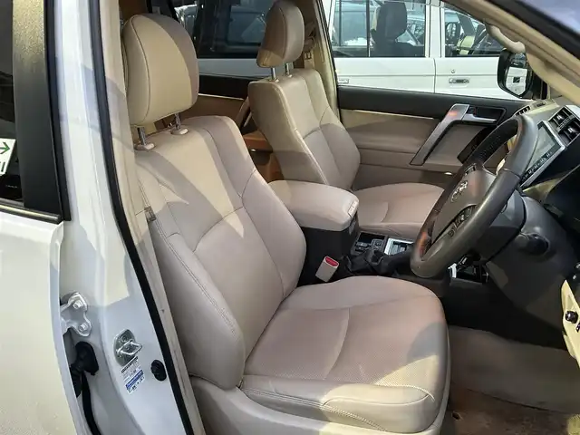 トヨタ ランドクルーザー プラド TX Lパッケージ 宮城県 2023(令5)年 3.8万km ホワイトパールクリスタルシャイン ワンオーナー/純正メーカーナビ/ＡＭ／ＦＭ／Ｂｌｕｅｔｏｏｔｈ／ＵＳＢ/Ｍｉｒａｃａｓｔ/レーダークルーズコントロール/ブラインドスポットモニター/プリクラッシュセーフティ/横滑り防止装置/オートハイビーム/アラウンドビューモニター/シートヒーター/エアーシート/前席パワーシート/セカンドスタートボタン/エンジンスターター/スペアタイヤ/純正フロアマット/純正赤外線カットフィルム/ETC2.0/純正AWサマータイヤ有265/55R19溝4mm