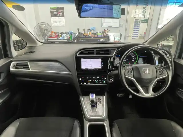 ホンダ シャトル ハイブリッド Z 宮城県 2016(平28)年 10.5万km クリスタルブラックパール ワンオーナー/ルーフレーン/社外デジタルインナーミラー/フロントワイパーデアイサー/純正メモリナビ/BT/FM/AM/CD/DVD/ワンセグテレビ/純正アルミ夏タイヤ16インチ/社外アルミ冬タイヤ15インチ/シートヒーター/バックカメラ/ドライブレコーダー/クルーズコントロール/ETC/プッシュスタート/保証書・記録簿・取扱説明書