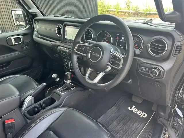 クライスラー・ジープ ジープ ラングラー アンリミテッド サハラ 福岡県 2020(令2)年 6.2万km ブラック アダプティブクルーズコントロール/ブラインドスポットモニター/レーンキープアシスト/黒革シート/シートヒーター/アルパインウーハー　/純正ナビ/Ａｐｐｌｅｃａｒｐｌａｙ/ａｎｄｒｏｉｄａｕｔｏ　/フルセグTV/バックカメラ　/サイドカメラ　/ステアリングスイッチ/前後ドライブレコーダー/純正18インチアルミホイール/ETC2.0/取扱説明書/保証書/スペアキー×1