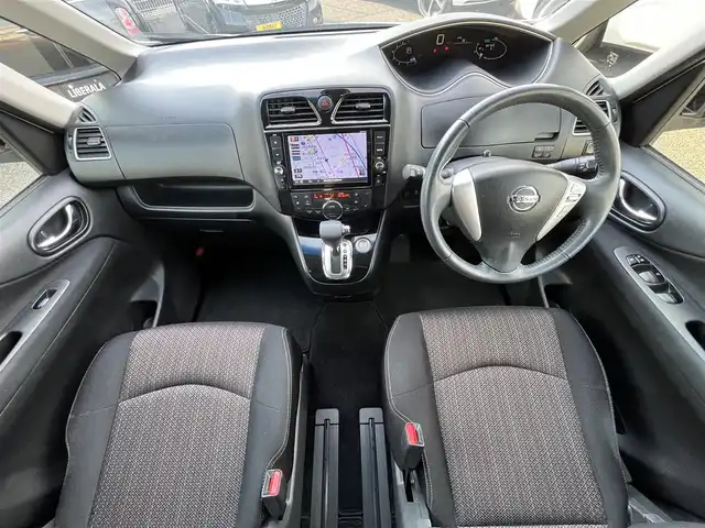 日産 セレナ ハイウェイS S HV Aセーフ 滋賀県 2015(平27)年 8.3万km ブリリアントホワイトパール アドバンスドセーフティーパッケージ/・衝突被害軽減ブレーキ/・踏み間違い衝突防止アシスト/・アラウンドビューモニター/・クリアランスソナー /純正ナビ/(Bluetooth/CD/USB/AUX/iPod/フルセグ)/LKA/ESC/後席モニター/ウォークスルー/両側パワースライドドア/LEDライト/オートライト/後席ロールサンシェード/純正フロアマット/ETC/取扱説明書