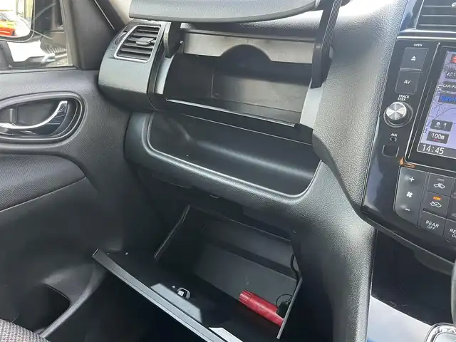 日産 セレナ ハイウェイS S HV Aセーフ 滋賀県 2015(平27)年 8.3万km ブリリアントホワイトパール アドバンスドセーフティーパッケージ/・衝突被害軽減ブレーキ/・踏み間違い衝突防止アシスト/・アラウンドビューモニター/・クリアランスソナー /純正ナビ/(Bluetooth/CD/USB/AUX/iPod/フルセグ)/LKA/ESC/後席モニター/ウォークスルー/両側パワースライドドア/LEDライト/オートライト/後席ロールサンシェード/純正フロアマット/ETC/取扱説明書