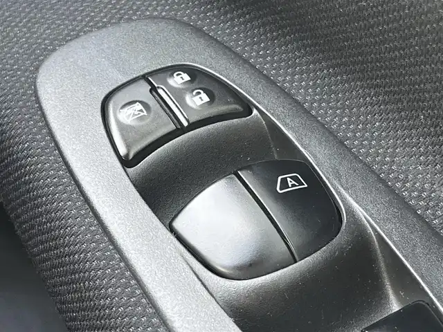 日産 セレナ ハイウェイS S HV Aセーフ 滋賀県 2015(平27)年 8.3万km ブリリアントホワイトパール アドバンスドセーフティーパッケージ/・衝突被害軽減ブレーキ/・踏み間違い衝突防止アシスト/・アラウンドビューモニター/・クリアランスソナー /純正ナビ/(Bluetooth/CD/USB/AUX/iPod/フルセグ)/LKA/ESC/後席モニター/ウォークスルー/両側パワースライドドア/LEDライト/オートライト/後席ロールサンシェード/純正フロアマット/ETC/取扱説明書