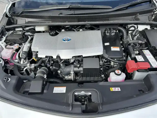 トヨタ プリウス ＰＨＶ S GRスポーツ 滋賀県 2021(令3)年 3.2万km プラチナホワイトパールマイカ 純正8インチディスプレイオーディオ/（FM/AM/フルセグ/Bluetooth/USB）/バックカメラ/ETC/ドライブレコーダー/テレビキャンセラー/トヨタセーフティーセンス/・ブレーキアシスト/・プリクラッシュブレーキアシスト/・ヒルスタート（坂道発進）アシスト/・前方衝突防止支援システム/・TCS（トラクションコントロールシステム）/・VDC（ビークルダイナミクスコントロール）/・レーンキープアシスト/・車間自動制御システム/・ASCD（オートスピードコントロール装置）/・ABS（アンチロックブレーキシステム）/・標識検知機能/・盗難防止アラーム/運転席・助手席シートヒーター/電動格納ミラー/ステアリングスイッチ/オートライト/オートハイビーム/LEDヘッドライト/フロントフォグ/フルオートエアコン/プッシュスタート/スマートキー/スペアキー/純正フロアマット/ドアバイザー/充電ケーブル付属