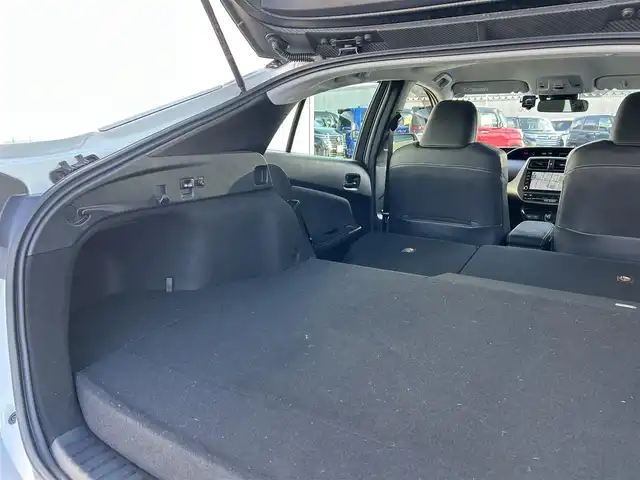 トヨタ プリウス ＰＨＶ S GRスポーツ 滋賀県 2021(令3)年 3.2万km プラチナホワイトパールマイカ 純正8インチディスプレイオーディオ/（FM/AM/フルセグ/Bluetooth/USB）/バックカメラ/ETC/ドライブレコーダー/テレビキャンセラー/トヨタセーフティーセンス/・ブレーキアシスト/・プリクラッシュブレーキアシスト/・ヒルスタート（坂道発進）アシスト/・前方衝突防止支援システム/・TCS（トラクションコントロールシステム）/・VDC（ビークルダイナミクスコントロール）/・レーンキープアシスト/・車間自動制御システム/・ASCD（オートスピードコントロール装置）/・ABS（アンチロックブレーキシステム）/・標識検知機能/・盗難防止アラーム/運転席・助手席シートヒーター/電動格納ミラー/ステアリングスイッチ/オートライト/オートハイビーム/LEDヘッドライト/フロントフォグ/フルオートエアコン/プッシュスタート/スマートキー/スペアキー/純正フロアマット/ドアバイザー/充電ケーブル付属