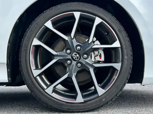 トヨタ プリウス ＰＨＶ S GRスポーツ 滋賀県 2021(令3)年 3.2万km プラチナホワイトパールマイカ 純正8インチディスプレイオーディオ/（FM/AM/フルセグ/Bluetooth/USB）/バックカメラ/ETC/ドライブレコーダー/テレビキャンセラー/トヨタセーフティーセンス/・ブレーキアシスト/・プリクラッシュブレーキアシスト/・ヒルスタート（坂道発進）アシスト/・前方衝突防止支援システム/・TCS（トラクションコントロールシステム）/・VDC（ビークルダイナミクスコントロール）/・レーンキープアシスト/・車間自動制御システム/・ASCD（オートスピードコントロール装置）/・ABS（アンチロックブレーキシステム）/・標識検知機能/・盗難防止アラーム/運転席・助手席シートヒーター/電動格納ミラー/ステアリングスイッチ/オートライト/オートハイビーム/LEDヘッドライト/フロントフォグ/フルオートエアコン/プッシュスタート/スマートキー/スペアキー/純正フロアマット/ドアバイザー/充電ケーブル付属