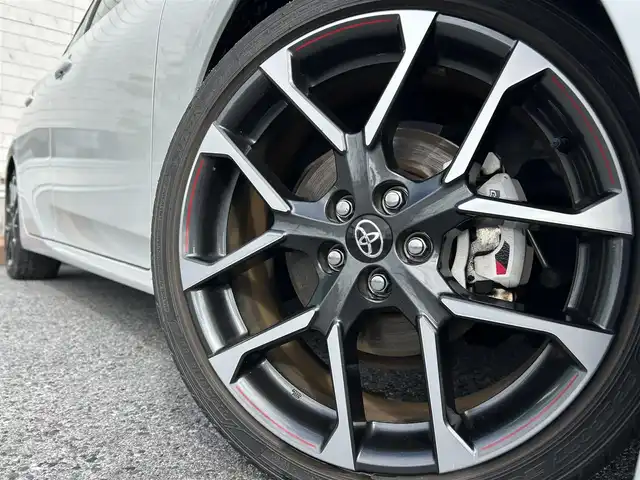 トヨタ プリウス ＰＨＶ S GRスポーツ 滋賀県 2021(令3)年 3.2万km プラチナホワイトパールマイカ 純正8インチディスプレイオーディオ/（FM/AM/フルセグ/Bluetooth/USB）/バックカメラ/ETC/ドライブレコーダー/テレビキャンセラー/トヨタセーフティーセンス/・ブレーキアシスト/・プリクラッシュブレーキアシスト/・ヒルスタート（坂道発進）アシスト/・前方衝突防止支援システム/・TCS（トラクションコントロールシステム）/・VDC（ビークルダイナミクスコントロール）/・レーンキープアシスト/・車間自動制御システム/・ASCD（オートスピードコントロール装置）/・ABS（アンチロックブレーキシステム）/・標識検知機能/・盗難防止アラーム/運転席・助手席シートヒーター/電動格納ミラー/ステアリングスイッチ/オートライト/オートハイビーム/LEDヘッドライト/フロントフォグ/フルオートエアコン/プッシュスタート/スマートキー/スペアキー/純正フロアマット/ドアバイザー/充電ケーブル付属