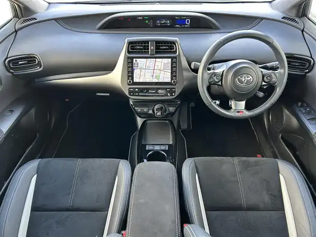 トヨタ プリウス ＰＨＶ S GRスポーツ 滋賀県 2021(令3)年 3.2万km プラチナホワイトパールマイカ 純正8インチディスプレイオーディオ/（FM/AM/フルセグ/Bluetooth/USB）/バックカメラ/ETC/ドライブレコーダー/テレビキャンセラー/トヨタセーフティーセンス/・ブレーキアシスト/・プリクラッシュブレーキアシスト/・ヒルスタート（坂道発進）アシスト/・前方衝突防止支援システム/・TCS（トラクションコントロールシステム）/・VDC（ビークルダイナミクスコントロール）/・レーンキープアシスト/・車間自動制御システム/・ASCD（オートスピードコントロール装置）/・ABS（アンチロックブレーキシステム）/・標識検知機能/・盗難防止アラーム/運転席・助手席シートヒーター/電動格納ミラー/ステアリングスイッチ/オートライト/オートハイビーム/LEDヘッドライト/フロントフォグ/フルオートエアコン/プッシュスタート/スマートキー/スペアキー/純正フロアマット/ドアバイザー/充電ケーブル付属