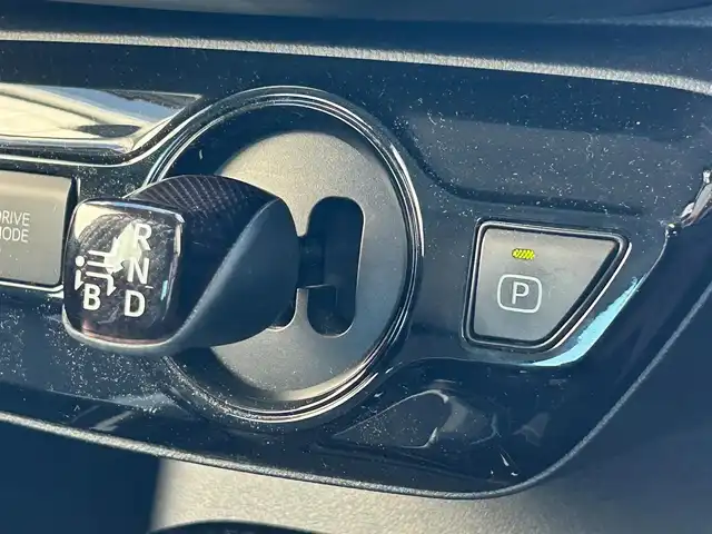 トヨタ プリウス ＰＨＶ S GRスポーツ 滋賀県 2021(令3)年 3.2万km プラチナホワイトパールマイカ 純正8インチディスプレイオーディオ/（FM/AM/フルセグ/Bluetooth/USB）/バックカメラ/ETC/ドライブレコーダー/テレビキャンセラー/トヨタセーフティーセンス/・ブレーキアシスト/・プリクラッシュブレーキアシスト/・ヒルスタート（坂道発進）アシスト/・前方衝突防止支援システム/・TCS（トラクションコントロールシステム）/・VDC（ビークルダイナミクスコントロール）/・レーンキープアシスト/・車間自動制御システム/・ASCD（オートスピードコントロール装置）/・ABS（アンチロックブレーキシステム）/・標識検知機能/・盗難防止アラーム/運転席・助手席シートヒーター/電動格納ミラー/ステアリングスイッチ/オートライト/オートハイビーム/LEDヘッドライト/フロントフォグ/フルオートエアコン/プッシュスタート/スマートキー/スペアキー/純正フロアマット/ドアバイザー/充電ケーブル付属