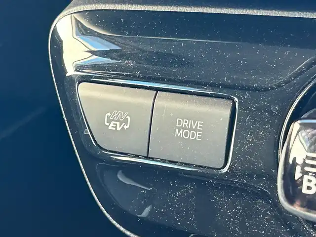 トヨタ プリウス ＰＨＶ S GRスポーツ 滋賀県 2021(令3)年 3.2万km プラチナホワイトパールマイカ 純正8インチディスプレイオーディオ/（FM/AM/フルセグ/Bluetooth/USB）/バックカメラ/ETC/ドライブレコーダー/テレビキャンセラー/トヨタセーフティーセンス/・ブレーキアシスト/・プリクラッシュブレーキアシスト/・ヒルスタート（坂道発進）アシスト/・前方衝突防止支援システム/・TCS（トラクションコントロールシステム）/・VDC（ビークルダイナミクスコントロール）/・レーンキープアシスト/・車間自動制御システム/・ASCD（オートスピードコントロール装置）/・ABS（アンチロックブレーキシステム）/・標識検知機能/・盗難防止アラーム/運転席・助手席シートヒーター/電動格納ミラー/ステアリングスイッチ/オートライト/オートハイビーム/LEDヘッドライト/フロントフォグ/フルオートエアコン/プッシュスタート/スマートキー/スペアキー/純正フロアマット/ドアバイザー/充電ケーブル付属