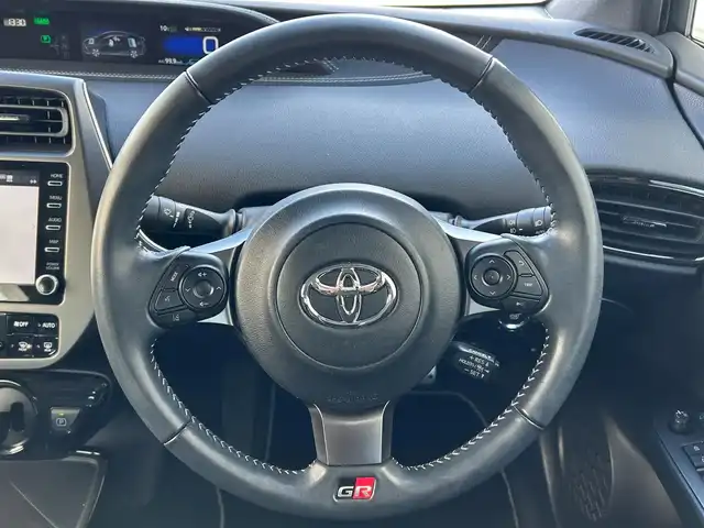 トヨタ プリウス ＰＨＶ S GRスポーツ 滋賀県 2021(令3)年 3.2万km プラチナホワイトパールマイカ 純正8インチディスプレイオーディオ/（FM/AM/フルセグ/Bluetooth/USB）/バックカメラ/ETC/ドライブレコーダー/テレビキャンセラー/トヨタセーフティーセンス/・ブレーキアシスト/・プリクラッシュブレーキアシスト/・ヒルスタート（坂道発進）アシスト/・前方衝突防止支援システム/・TCS（トラクションコントロールシステム）/・VDC（ビークルダイナミクスコントロール）/・レーンキープアシスト/・車間自動制御システム/・ASCD（オートスピードコントロール装置）/・ABS（アンチロックブレーキシステム）/・標識検知機能/・盗難防止アラーム/運転席・助手席シートヒーター/電動格納ミラー/ステアリングスイッチ/オートライト/オートハイビーム/LEDヘッドライト/フロントフォグ/フルオートエアコン/プッシュスタート/スマートキー/スペアキー/純正フロアマット/ドアバイザー/充電ケーブル付属