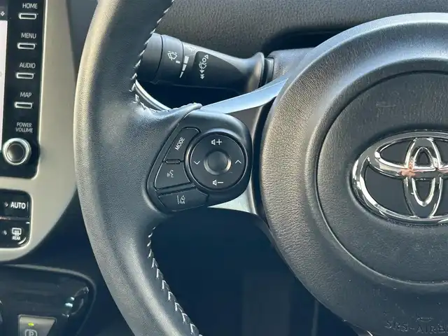 トヨタ プリウス ＰＨＶ S GRスポーツ 滋賀県 2021(令3)年 3.2万km プラチナホワイトパールマイカ 純正8インチディスプレイオーディオ/（FM/AM/フルセグ/Bluetooth/USB）/バックカメラ/ETC/ドライブレコーダー/テレビキャンセラー/トヨタセーフティーセンス/・ブレーキアシスト/・プリクラッシュブレーキアシスト/・ヒルスタート（坂道発進）アシスト/・前方衝突防止支援システム/・TCS（トラクションコントロールシステム）/・VDC（ビークルダイナミクスコントロール）/・レーンキープアシスト/・車間自動制御システム/・ASCD（オートスピードコントロール装置）/・ABS（アンチロックブレーキシステム）/・標識検知機能/・盗難防止アラーム/運転席・助手席シートヒーター/電動格納ミラー/ステアリングスイッチ/オートライト/オートハイビーム/LEDヘッドライト/フロントフォグ/フルオートエアコン/プッシュスタート/スマートキー/スペアキー/純正フロアマット/ドアバイザー/充電ケーブル付属