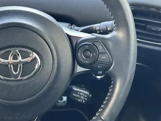 トヨタ プリウス ＰＨＶ S GRスポーツ 滋賀県 2021(令3)年 3.2万km プラチナホワイトパールマイカ 純正8インチディスプレイオーディオ/（FM/AM/フルセグ/Bluetooth/USB）/バックカメラ/ETC/ドライブレコーダー/テレビキャンセラー/トヨタセーフティーセンス/・ブレーキアシスト/・プリクラッシュブレーキアシスト/・ヒルスタート（坂道発進）アシスト/・前方衝突防止支援システム/・TCS（トラクションコントロールシステム）/・VDC（ビークルダイナミクスコントロール）/・レーンキープアシスト/・車間自動制御システム/・ASCD（オートスピードコントロール装置）/・ABS（アンチロックブレーキシステム）/・標識検知機能/・盗難防止アラーム/運転席・助手席シートヒーター/電動格納ミラー/ステアリングスイッチ/オートライト/オートハイビーム/LEDヘッドライト/フロントフォグ/フルオートエアコン/プッシュスタート/スマートキー/スペアキー/純正フロアマット/ドアバイザー/充電ケーブル付属