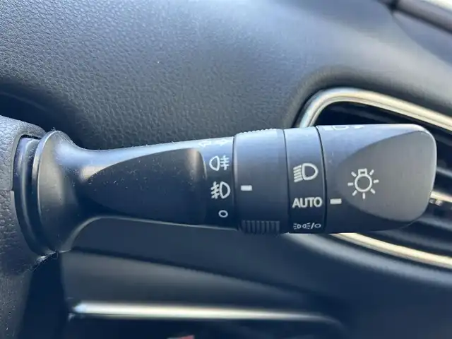 トヨタ プリウス ＰＨＶ S GRスポーツ 滋賀県 2021(令3)年 3.2万km プラチナホワイトパールマイカ 純正8インチディスプレイオーディオ/（FM/AM/フルセグ/Bluetooth/USB）/バックカメラ/ETC/ドライブレコーダー/テレビキャンセラー/トヨタセーフティーセンス/・ブレーキアシスト/・プリクラッシュブレーキアシスト/・ヒルスタート（坂道発進）アシスト/・前方衝突防止支援システム/・TCS（トラクションコントロールシステム）/・VDC（ビークルダイナミクスコントロール）/・レーンキープアシスト/・車間自動制御システム/・ASCD（オートスピードコントロール装置）/・ABS（アンチロックブレーキシステム）/・標識検知機能/・盗難防止アラーム/運転席・助手席シートヒーター/電動格納ミラー/ステアリングスイッチ/オートライト/オートハイビーム/LEDヘッドライト/フロントフォグ/フルオートエアコン/プッシュスタート/スマートキー/スペアキー/純正フロアマット/ドアバイザー/充電ケーブル付属