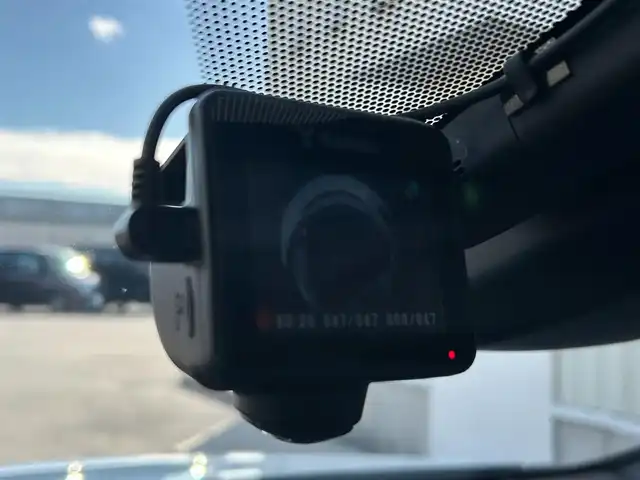 トヨタ プリウス ＰＨＶ S GRスポーツ 滋賀県 2021(令3)年 3.2万km プラチナホワイトパールマイカ 純正8インチディスプレイオーディオ/（FM/AM/フルセグ/Bluetooth/USB）/バックカメラ/ETC/ドライブレコーダー/テレビキャンセラー/トヨタセーフティーセンス/・ブレーキアシスト/・プリクラッシュブレーキアシスト/・ヒルスタート（坂道発進）アシスト/・前方衝突防止支援システム/・TCS（トラクションコントロールシステム）/・VDC（ビークルダイナミクスコントロール）/・レーンキープアシスト/・車間自動制御システム/・ASCD（オートスピードコントロール装置）/・ABS（アンチロックブレーキシステム）/・標識検知機能/・盗難防止アラーム/運転席・助手席シートヒーター/電動格納ミラー/ステアリングスイッチ/オートライト/オートハイビーム/LEDヘッドライト/フロントフォグ/フルオートエアコン/プッシュスタート/スマートキー/スペアキー/純正フロアマット/ドアバイザー/充電ケーブル付属