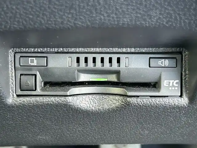 トヨタ プリウス ＰＨＶ S GRスポーツ 滋賀県 2021(令3)年 3.2万km プラチナホワイトパールマイカ 純正8インチディスプレイオーディオ/（FM/AM/フルセグ/Bluetooth/USB）/バックカメラ/ETC/ドライブレコーダー/テレビキャンセラー/トヨタセーフティーセンス/・ブレーキアシスト/・プリクラッシュブレーキアシスト/・ヒルスタート（坂道発進）アシスト/・前方衝突防止支援システム/・TCS（トラクションコントロールシステム）/・VDC（ビークルダイナミクスコントロール）/・レーンキープアシスト/・車間自動制御システム/・ASCD（オートスピードコントロール装置）/・ABS（アンチロックブレーキシステム）/・標識検知機能/・盗難防止アラーム/運転席・助手席シートヒーター/電動格納ミラー/ステアリングスイッチ/オートライト/オートハイビーム/LEDヘッドライト/フロントフォグ/フルオートエアコン/プッシュスタート/スマートキー/スペアキー/純正フロアマット/ドアバイザー/充電ケーブル付属