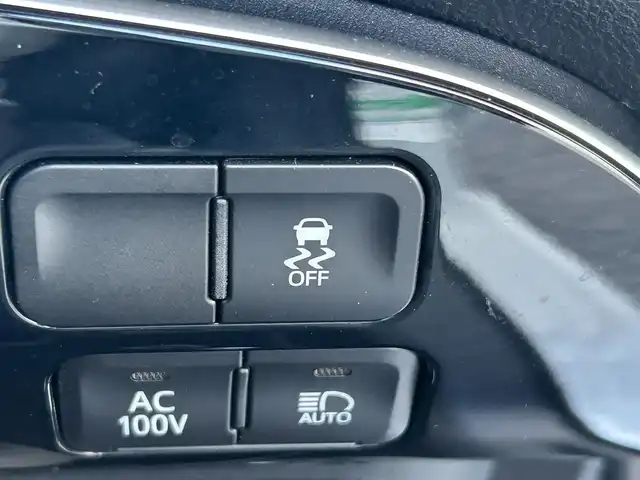 トヨタ プリウス ＰＨＶ S GRスポーツ 滋賀県 2021(令3)年 3.2万km プラチナホワイトパールマイカ 純正8インチディスプレイオーディオ/（FM/AM/フルセグ/Bluetooth/USB）/バックカメラ/ETC/ドライブレコーダー/テレビキャンセラー/トヨタセーフティーセンス/・ブレーキアシスト/・プリクラッシュブレーキアシスト/・ヒルスタート（坂道発進）アシスト/・前方衝突防止支援システム/・TCS（トラクションコントロールシステム）/・VDC（ビークルダイナミクスコントロール）/・レーンキープアシスト/・車間自動制御システム/・ASCD（オートスピードコントロール装置）/・ABS（アンチロックブレーキシステム）/・標識検知機能/・盗難防止アラーム/運転席・助手席シートヒーター/電動格納ミラー/ステアリングスイッチ/オートライト/オートハイビーム/LEDヘッドライト/フロントフォグ/フルオートエアコン/プッシュスタート/スマートキー/スペアキー/純正フロアマット/ドアバイザー/充電ケーブル付属