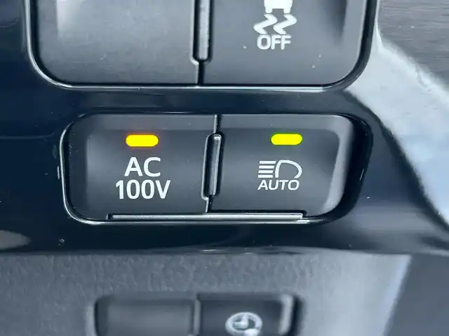 トヨタ プリウス ＰＨＶ S GRスポーツ 滋賀県 2021(令3)年 3.2万km プラチナホワイトパールマイカ 純正8インチディスプレイオーディオ/（FM/AM/フルセグ/Bluetooth/USB）/バックカメラ/ETC/ドライブレコーダー/テレビキャンセラー/トヨタセーフティーセンス/・ブレーキアシスト/・プリクラッシュブレーキアシスト/・ヒルスタート（坂道発進）アシスト/・前方衝突防止支援システム/・TCS（トラクションコントロールシステム）/・VDC（ビークルダイナミクスコントロール）/・レーンキープアシスト/・車間自動制御システム/・ASCD（オートスピードコントロール装置）/・ABS（アンチロックブレーキシステム）/・標識検知機能/・盗難防止アラーム/運転席・助手席シートヒーター/電動格納ミラー/ステアリングスイッチ/オートライト/オートハイビーム/LEDヘッドライト/フロントフォグ/フルオートエアコン/プッシュスタート/スマートキー/スペアキー/純正フロアマット/ドアバイザー/充電ケーブル付属