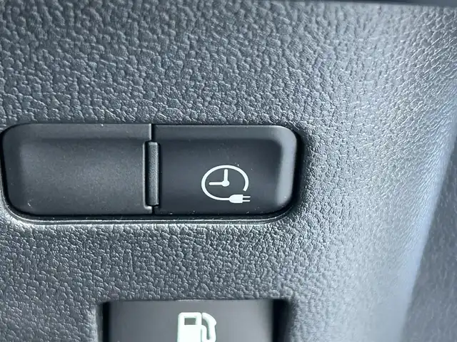 トヨタ プリウス ＰＨＶ S GRスポーツ 滋賀県 2021(令3)年 3.2万km プラチナホワイトパールマイカ 純正8インチディスプレイオーディオ/（FM/AM/フルセグ/Bluetooth/USB）/バックカメラ/ETC/ドライブレコーダー/テレビキャンセラー/トヨタセーフティーセンス/・ブレーキアシスト/・プリクラッシュブレーキアシスト/・ヒルスタート（坂道発進）アシスト/・前方衝突防止支援システム/・TCS（トラクションコントロールシステム）/・VDC（ビークルダイナミクスコントロール）/・レーンキープアシスト/・車間自動制御システム/・ASCD（オートスピードコントロール装置）/・ABS（アンチロックブレーキシステム）/・標識検知機能/・盗難防止アラーム/運転席・助手席シートヒーター/電動格納ミラー/ステアリングスイッチ/オートライト/オートハイビーム/LEDヘッドライト/フロントフォグ/フルオートエアコン/プッシュスタート/スマートキー/スペアキー/純正フロアマット/ドアバイザー/充電ケーブル付属