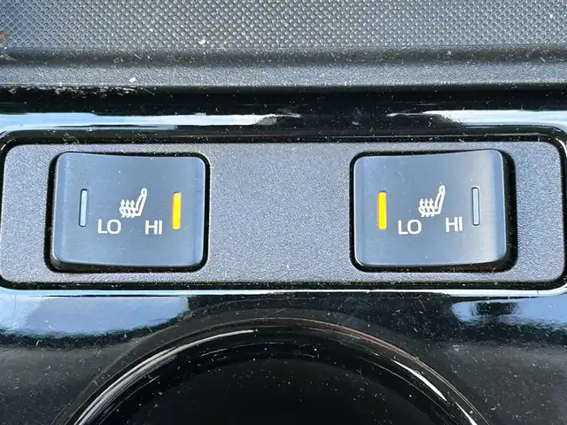 トヨタ プリウス ＰＨＶ S GRスポーツ 滋賀県 2021(令3)年 3.2万km プラチナホワイトパールマイカ 純正8インチディスプレイオーディオ/（FM/AM/フルセグ/Bluetooth/USB）/バックカメラ/ETC/ドライブレコーダー/テレビキャンセラー/トヨタセーフティーセンス/・ブレーキアシスト/・プリクラッシュブレーキアシスト/・ヒルスタート（坂道発進）アシスト/・前方衝突防止支援システム/・TCS（トラクションコントロールシステム）/・VDC（ビークルダイナミクスコントロール）/・レーンキープアシスト/・車間自動制御システム/・ASCD（オートスピードコントロール装置）/・ABS（アンチロックブレーキシステム）/・標識検知機能/・盗難防止アラーム/運転席・助手席シートヒーター/電動格納ミラー/ステアリングスイッチ/オートライト/オートハイビーム/LEDヘッドライト/フロントフォグ/フルオートエアコン/プッシュスタート/スマートキー/スペアキー/純正フロアマット/ドアバイザー/充電ケーブル付属