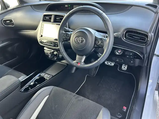 トヨタ プリウス ＰＨＶ S GRスポーツ 滋賀県 2021(令3)年 3.2万km プラチナホワイトパールマイカ 純正8インチディスプレイオーディオ/（FM/AM/フルセグ/Bluetooth/USB）/バックカメラ/ETC/ドライブレコーダー/テレビキャンセラー/トヨタセーフティーセンス/・ブレーキアシスト/・プリクラッシュブレーキアシスト/・ヒルスタート（坂道発進）アシスト/・前方衝突防止支援システム/・TCS（トラクションコントロールシステム）/・VDC（ビークルダイナミクスコントロール）/・レーンキープアシスト/・車間自動制御システム/・ASCD（オートスピードコントロール装置）/・ABS（アンチロックブレーキシステム）/・標識検知機能/・盗難防止アラーム/運転席・助手席シートヒーター/電動格納ミラー/ステアリングスイッチ/オートライト/オートハイビーム/LEDヘッドライト/フロントフォグ/フルオートエアコン/プッシュスタート/スマートキー/スペアキー/純正フロアマット/ドアバイザー/充電ケーブル付属